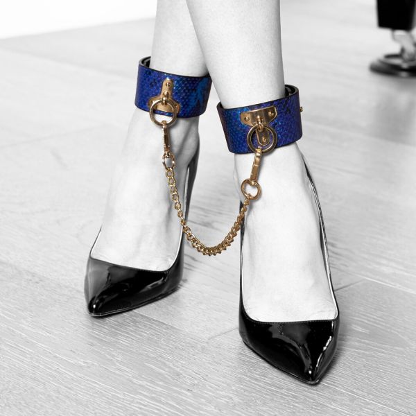 Ouch! Florence gebonden leren beenboeien blauw