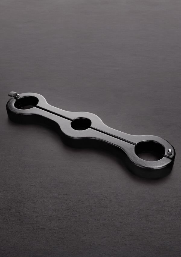 Steel by Shots geslachtsdelen aan armen pilory bondage